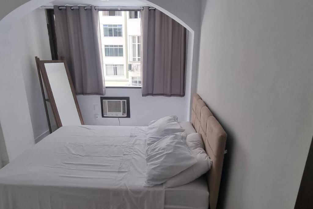 Quarto E Sala A Uma Quadra Da Praia Copacabana Posto 02 Rio de Janeiro Extérieur photo